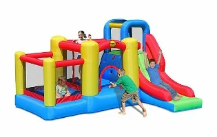 מתקן מתנפח עם 5 תחנות פעילות מבית HAPPY HOP – חוויית משחק מגוונת ומהנה לילדים בגינה.